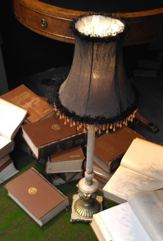 mesa de lectura con lámpara e libros